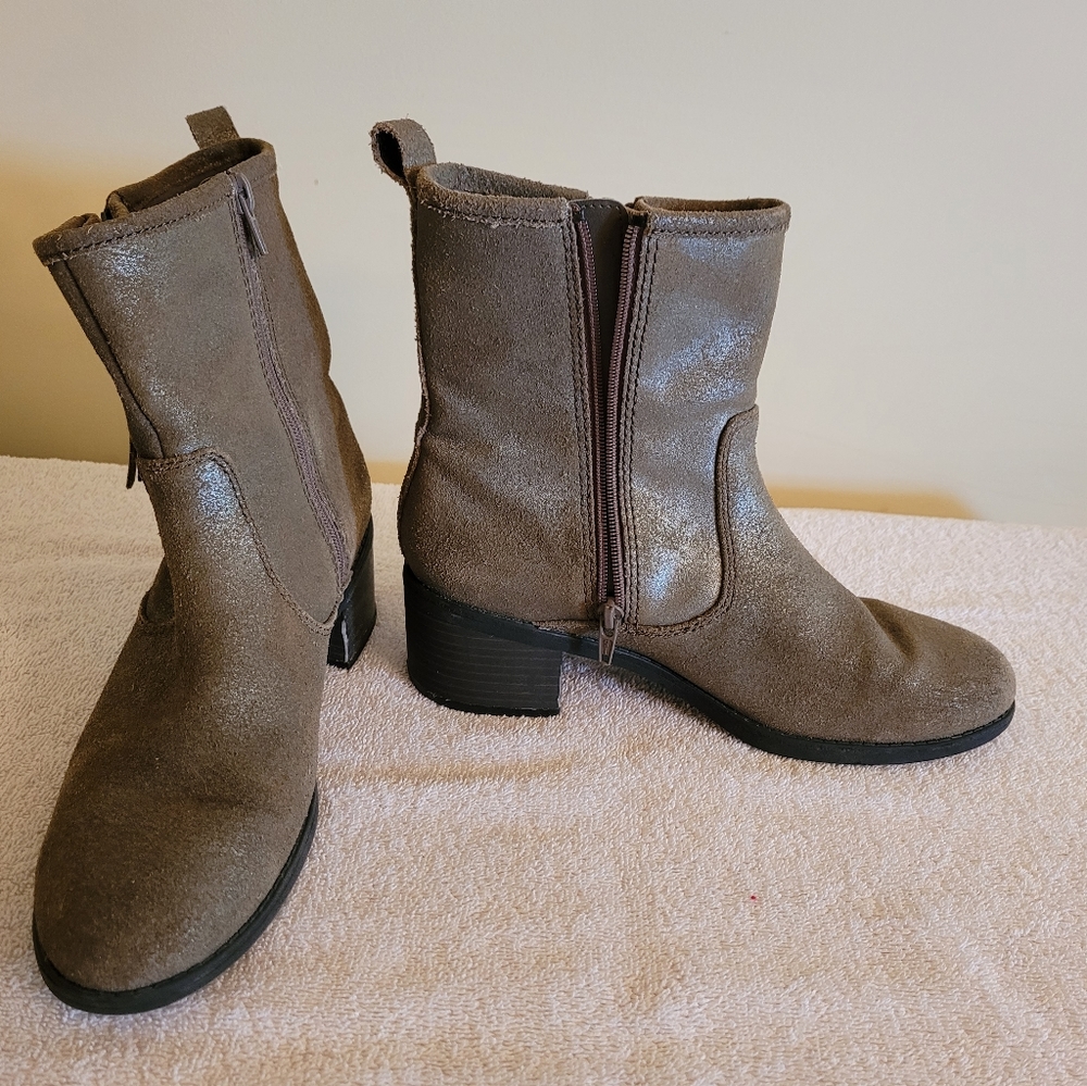 Clarks Size 7 - image 2